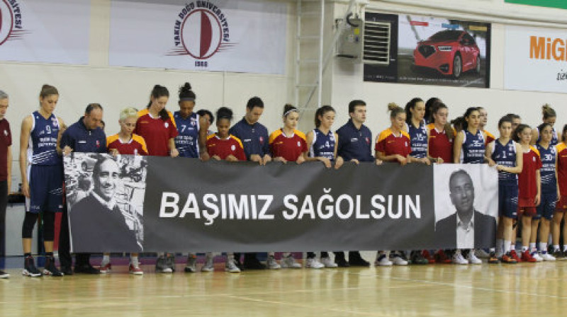 "Galatasaray" un "Yakin Dogu" spēlētājas 18. oktobrī pieminēja mūžībā aizgājušo Samsunas treneri Memetu Džanu Ozturku
Foto: Galatasaray