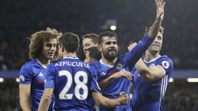 Djēgu Kosta un "Chelsea" futbolisti atzīmē kārtējo vārtu guvumu pret "Everton"
Foto: AP/Scanpix