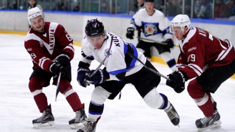 Kārlis Ozoliņš (pirmais no kreisās) šodien Igaunijas izlases vārtos iemeta divas ripas. Foto: Icehockey.ee