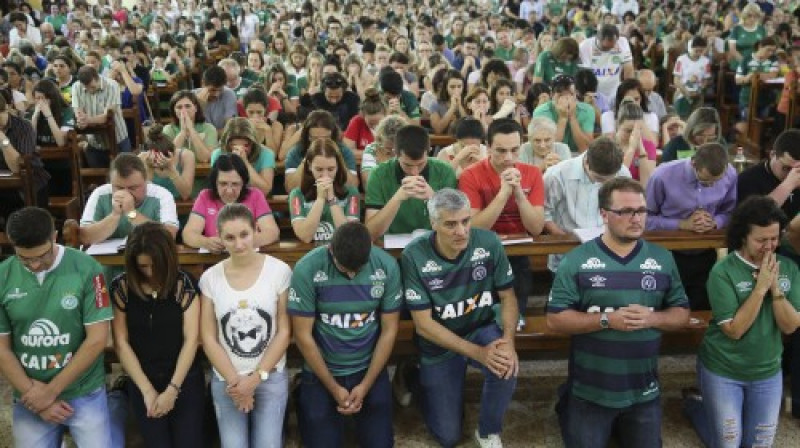 "Chapecoense" līdzjutēji vienojas kopīgā lūgšanā
Foto: AP/Scanpix