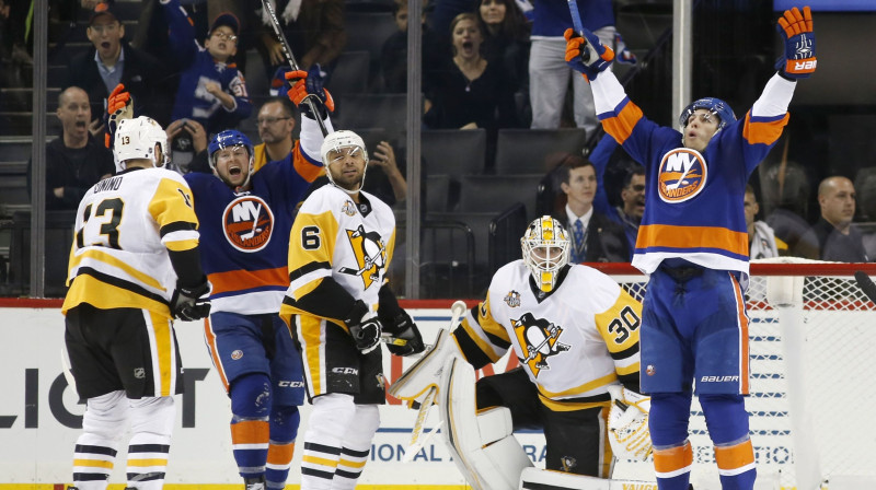 Anderss Lī atzīmē Ņujorkas "Islanders" uzvaras vārtus
Foto: AP/Scanpix