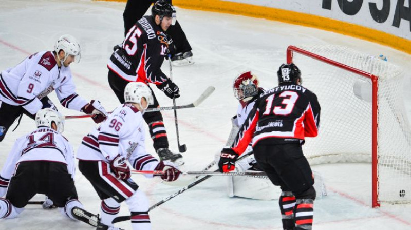 Šo maču lieliski simbolizējošs foto, kurā divi "Avangard" uzbrucēji pozicionālā uzbrukumā ir tuvāk vārtiem nekā visi "Dinamo" aizsargi
Foto: Hawk.ru