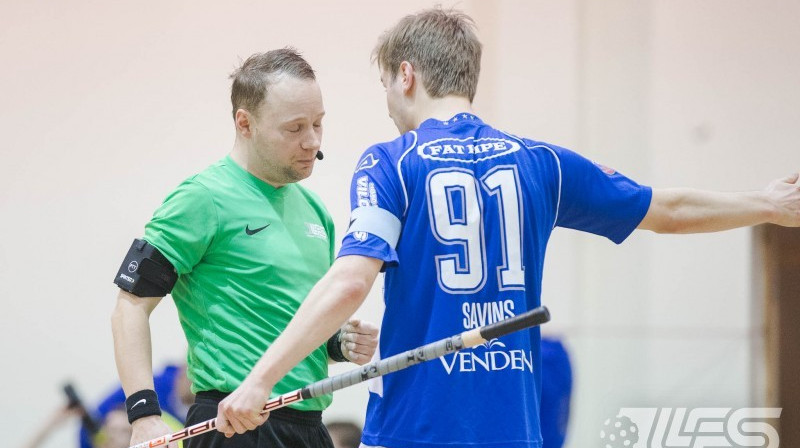 Cēsu komandas kapteinis Artis Savins nebija apmierināts ar somu tiesnešu darbu
Foto: Floorball.lv