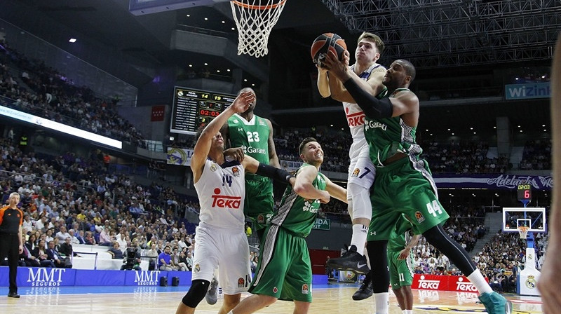 Dairis Bertāns (vidū) cīņā zem groziem 
Foto: euroleague.net