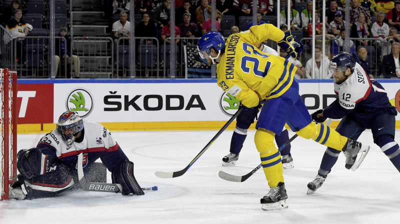 Olivers Ēkmans-Lāšons gūst otros vārtus šajā spēlē. 
Foto: AP/Scanpix