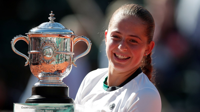 Aļona Ostapenko ar "French Open" trofeju
Foto: Reuters/Scanpix