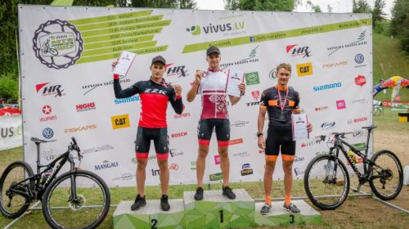 Mārtiņš Blūms (pa vidu) tiek pie otrā valsts čempiona titula MTB maratonā
Foto: Agnis Melderis