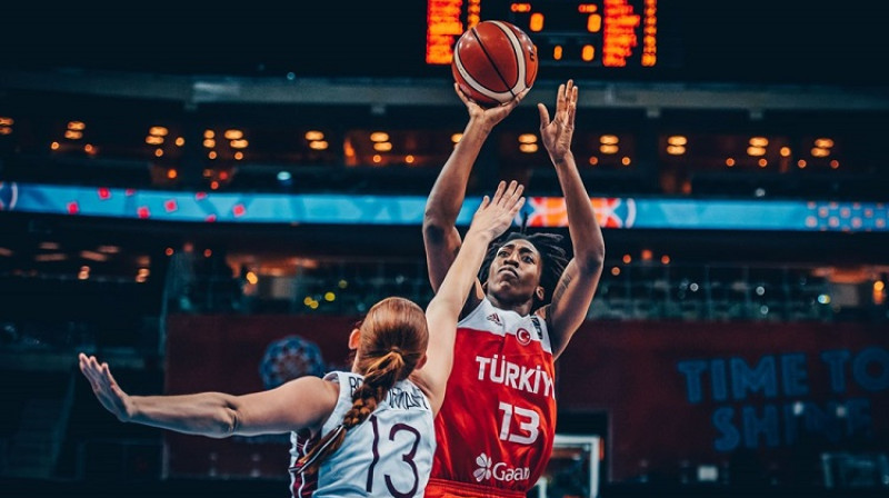 Aija Brumermane cīņā ar Kvanitru Hollingsvortu
Foto: fiba.com