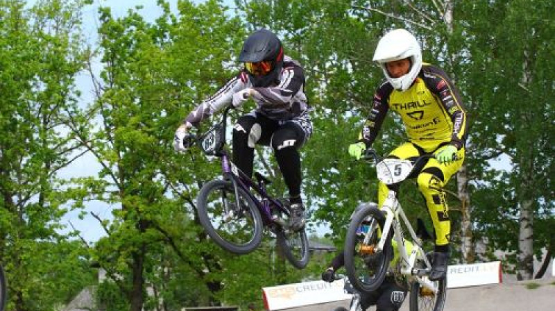 Edžus Treimanis (pa labi) būs viens no galvenajiem favorītiem Latvijas čempionātā BMX.
Foto: Sanda Tūtere