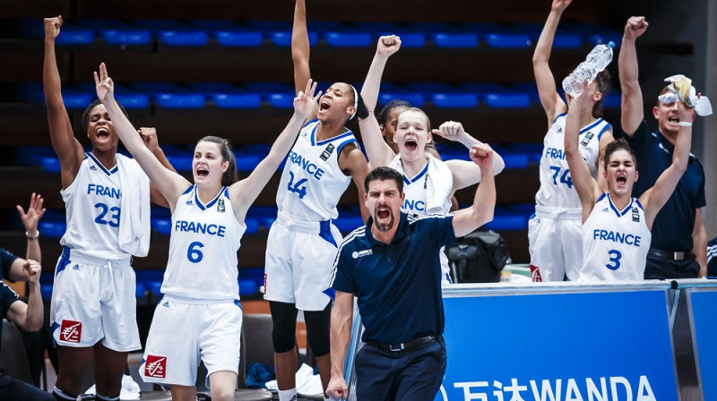 Francijas 1998. gadā dzimušo spēlētāju paaudzei labi veicas cīņās pret Spāniju
Foto: FIBA