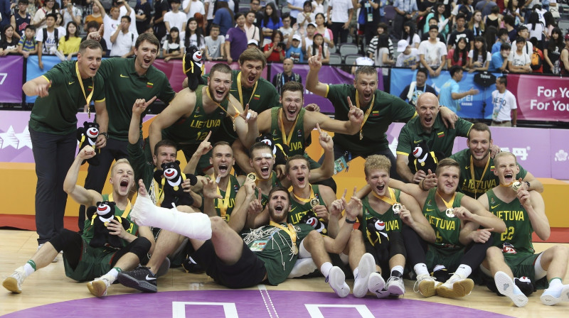 Lietuvas studentu basketbola izlase ar universiādes zelta medaļām
Foto: AP/Scanpix