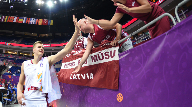 Kristaps Porziņģis un Latvijas līdzjutēji 
Foto: Romāns Kokšarovs, Sporta Avīze, f64