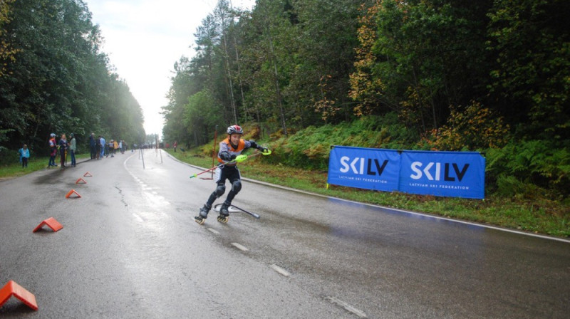 Laika apstākļi nelutināja čempionāta laikā, liekot dalībniekiem būt piesardzīgiem. Foto: Ski.lv