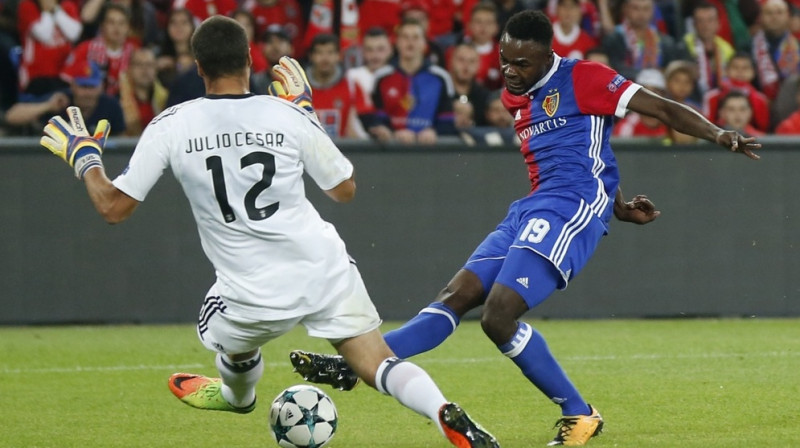 Dimitrijs Oberlins (Basel) pārspēj Lisabonas "Benfica" vārtsargu Hulio Cēzaru, panākot 2:0.
Foto: Peter Klaunzer/AP/Scanpix