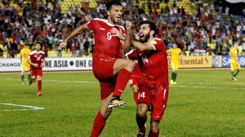 Sīrijas futbolisti svin izlīdzinājuma panākšanu
Foto: Lai Seng Sin/Reuters/Scanpix