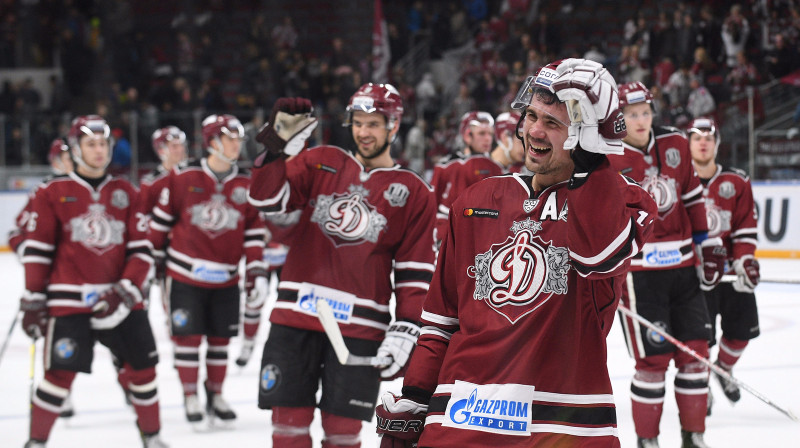 Miķelis Rēdlihs un pārējie ''Dinamo'' hokejisti priecājas par uzvaru
Foto: Romāns Kokšarovs/f64