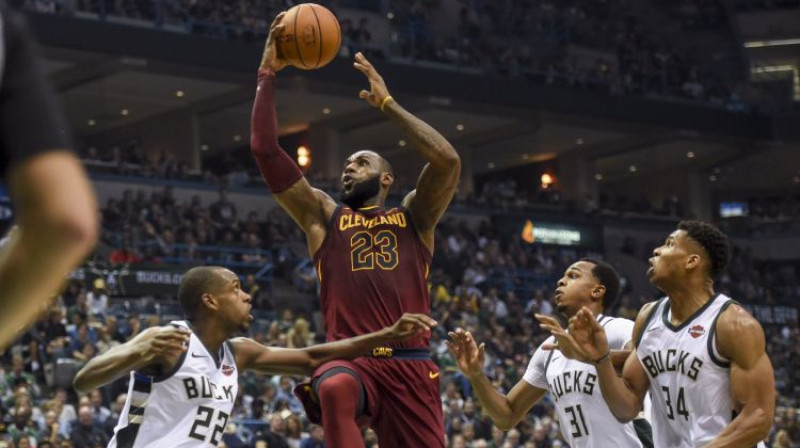 Lebrons Džeimss uzbrukumā Milvoki grozam
Foto: USA Today Sports/Scanpix