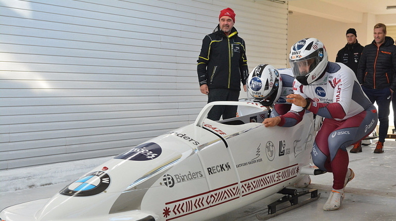 Oskara Ķibermaņa ekipāža startā
Foto: Romualds Vambuts, bobslejs.lv