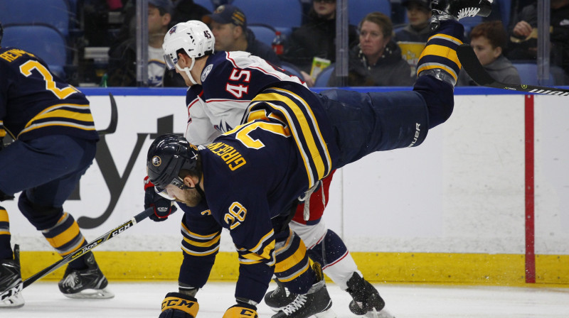 Lukāšs Sedlāks paklupina Zemgu Girgensonu
Foto: USA Today Sports/Scanpix