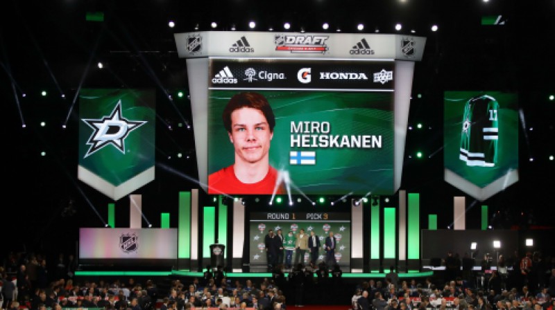 Miro Heiskanens Nacionālās hokeja līgas draftā tika izvēlēts ar trešo numuru
Foto: AFP/Scanpix