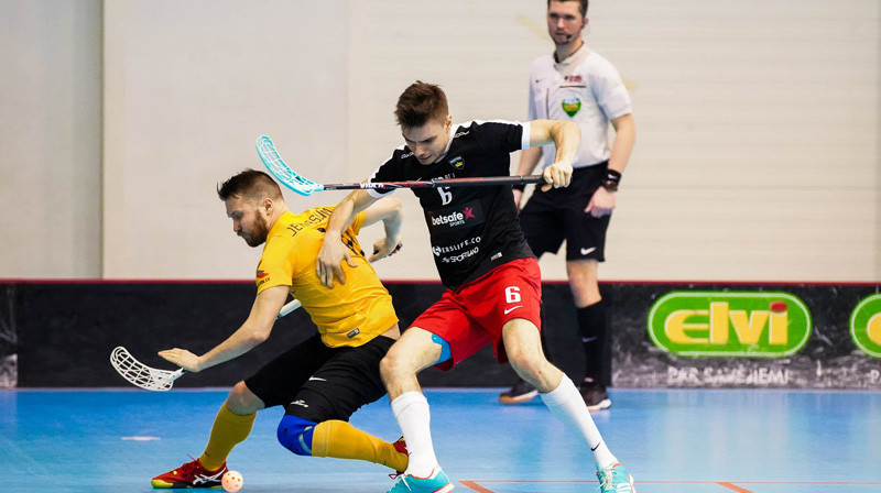 Spēka divcīņā pret "Rubenes" florbolistu - ulbrokietis Edžus Ceriņš
Foto: Raivo Sarelainens, floorball.lv