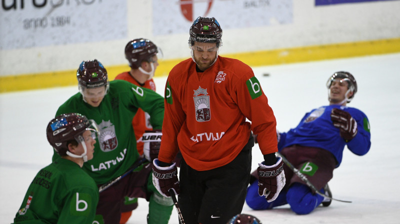 Vitālijam Pavlovam uzticēti kapteiņa pienākumi spēlēs pret norvēģiem
Foto: Romāns Kokšarovs/F64