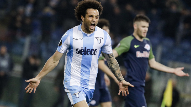 Romas "Lazio" futbolists Felipe Andersons svin vārtu guvumu spēlē (4:2) pret Zalcburgas "Red Bull"
Foto: Gregorio Borgia/AP/Scanpix