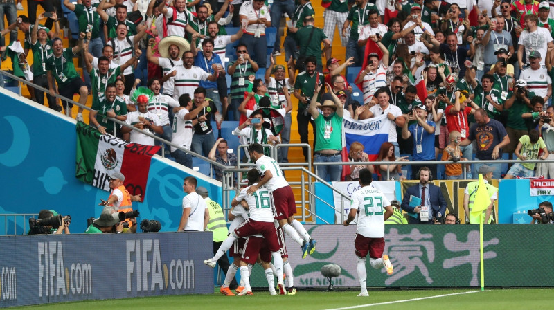 Meksikas futbolisti un līdzjutēji līksmo
Foto: Reuters/Scanpix