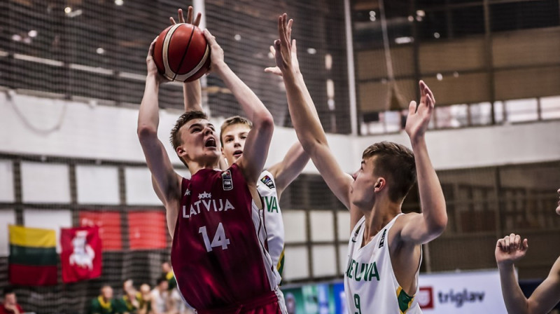 Rodijs Mačoha cīņā ar pretspēlētājiem
Foto: FIBA