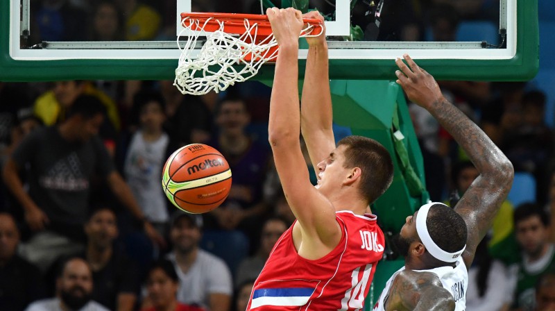 Nikola Jokičs olimpiskajās spēlēs pret Demarkusu Kazinsu
Foto: AFP/Scanpix