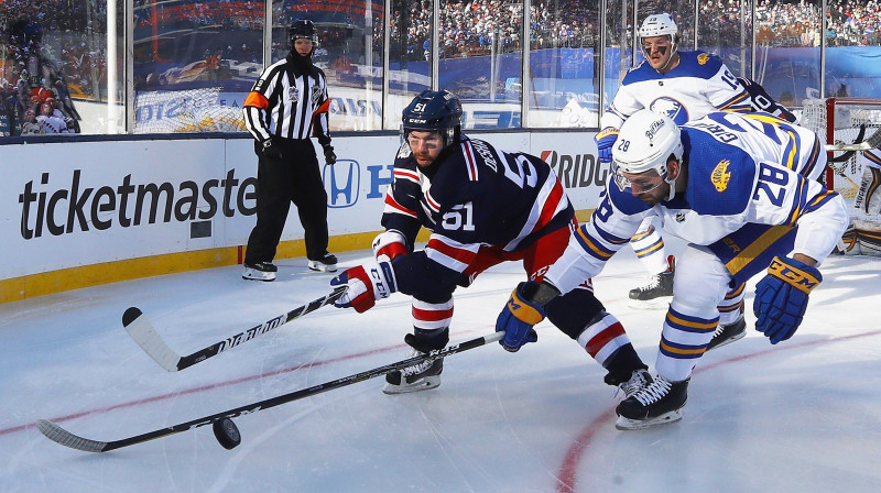 Deivids Dearnē aizvadītā gada ''Winter Classic'' spēlē cīnās ar Zemgu Girgensonu
Foto: AFP/Scanpix