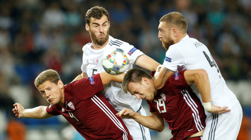 Latvijas centra aizsargi Kaspars Dubra un Vitālijs Jagodinskis cīņā ar gruzīnu uzbrucējiem
Foto: Reuters/Scanpix