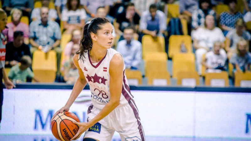 Kristīne Vītola spēlē pret Zviedriju
Foto: basket.lv
