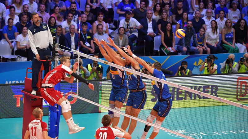 Arturs Šalpuks pret trīskāršu bloku. Foto: FIVB