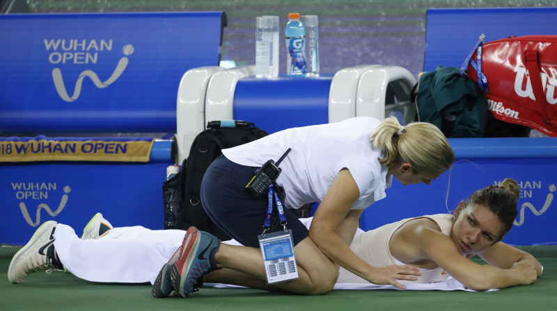 Simona Halepa saņem dakteres palīdzību Uhaņas turnīrā. Foto: EPA/Scanpix