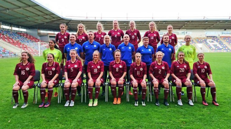 Latvijas U19 sieviešu futbola izlase ''Skonto'' stadionā pirms došanās uz Austriju. Foto: LFF.lv