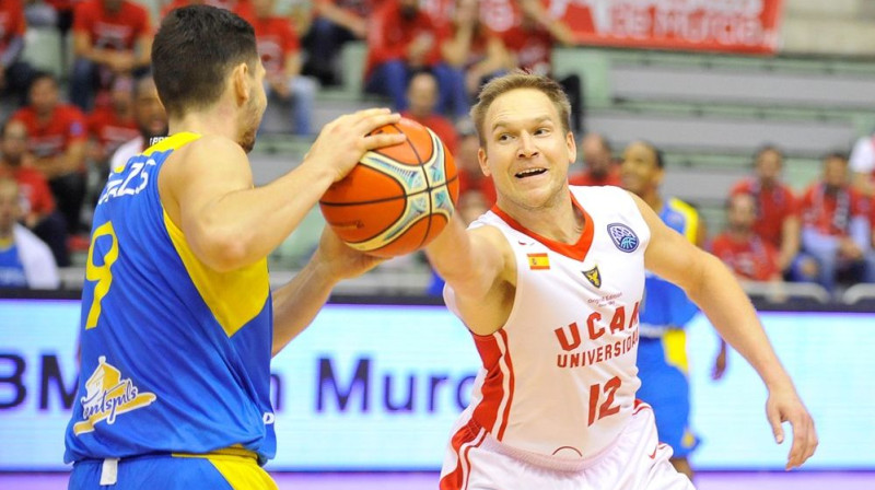 Rihars Lomažs pret Bredu Olesonu. Foto: basketballcl.com