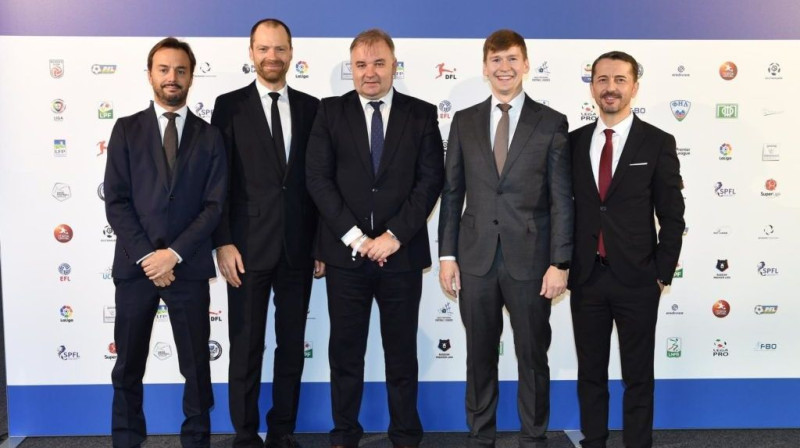 Maksims Krivuņecs (otrais no labās) Eiropas Futbola līgu asociācijas Ģenerālajā asamblejā. Foto: europeanleagues.com