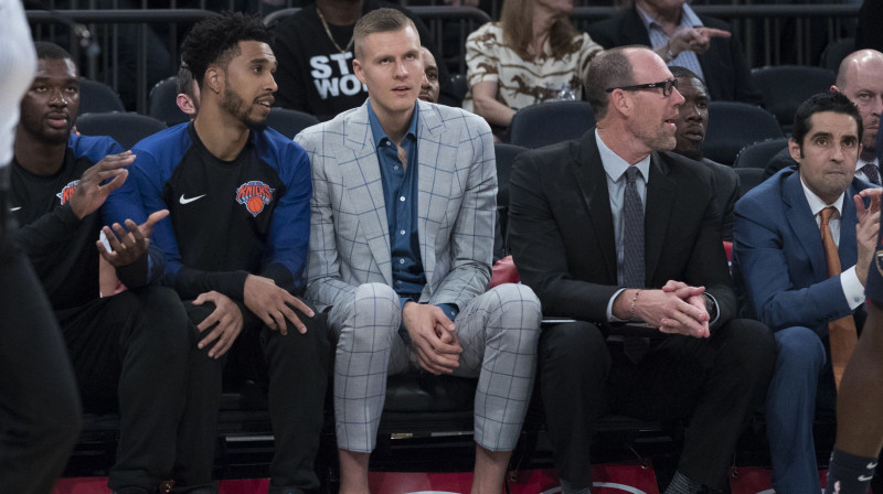 Kristaps Porziņģis uz soliņa skatās Ņujorkas "Knicks" spēli. Foto: AP/Scanpix