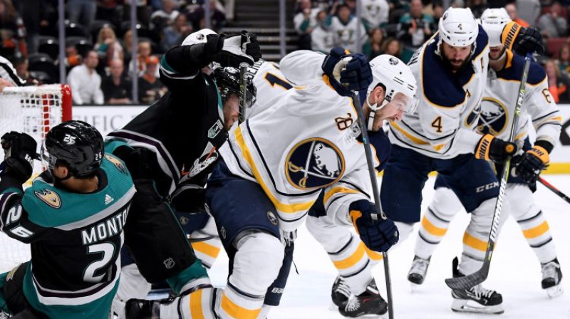 Zemgus Girgensons pret Anaheimu. Foto: AFP/Scanpix