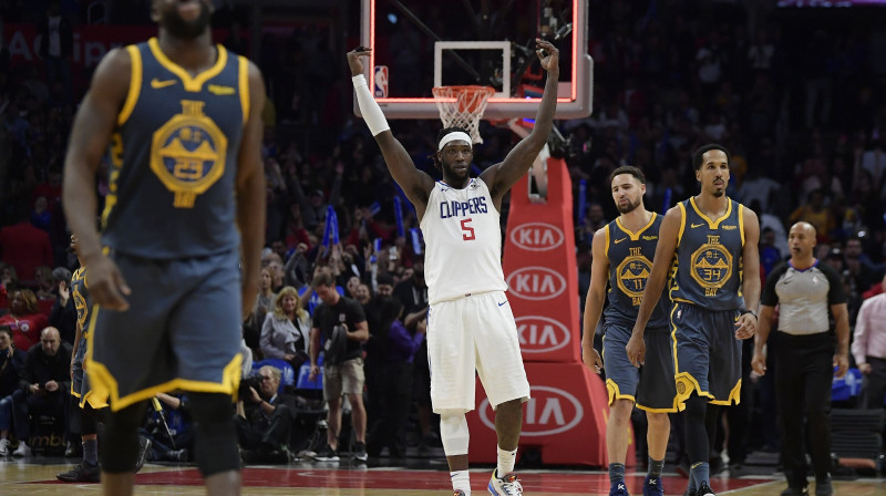 "Clippers" basketbolists Montrezls Harels (centrā) priecājas par uzvaru pār Goldensteitas "Warriors". Foto: AP/Scanpix