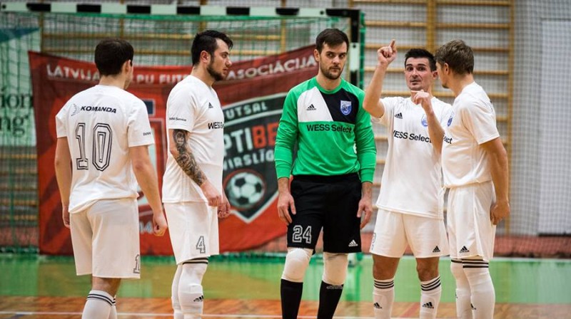 Latvijas izlases vārtsargs Kaspars Nerets un trenera asistents Vadims Atamaņukovs (otrais no labās). Foto: FK "Beitar"