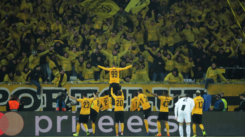 ''Young Boys'' fani sveic Gijomu Hoarau (#99) ar otro vārtu guvumu mačā. Foto: Reuters/Scanpix