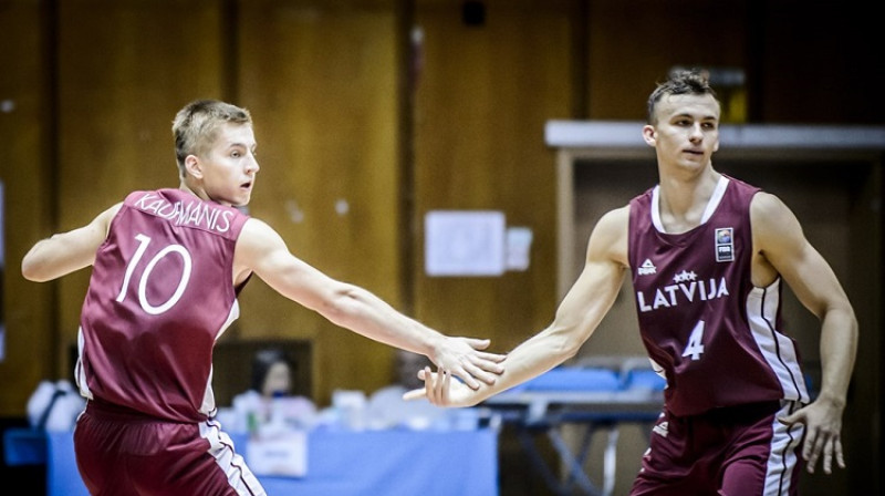 Latvijas U20 izlase ar Edgaru Kaufmani un Kristeru Zoriku 2018. gadā Sofijā izcīnīja tiesības atgriezties A divīzijā. Foto: FIBA