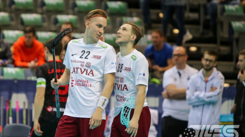 Pēteris Trekše un Rolands Kovaļevskis pirms nedēļas dalīja viens otram piespēles, tagad centīsies atņemt bumbiņu
Foto: Ritvars Raits, Floorball.lv