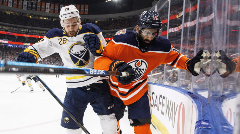 Zemgus Girgensons pret Džudžaru Kairu. Foto: AP/Scanpix