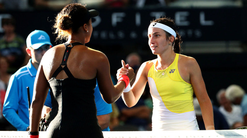 Naomi Osaka un Anastasija Sevastova gada trešajā dienā Brisbenā. Foto: Reuters/Scanpix