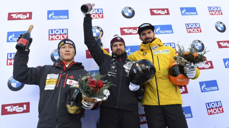 Martins Dukurs (centrā) pēc triumfa Eiropas čempionātā. Foto: AP / Scanpix