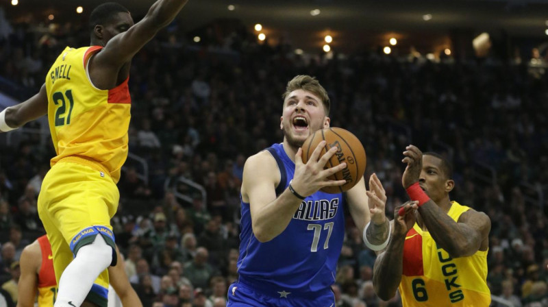 Luka Dončičs ceļā uz grozu. Foto: AFP / Scanpix