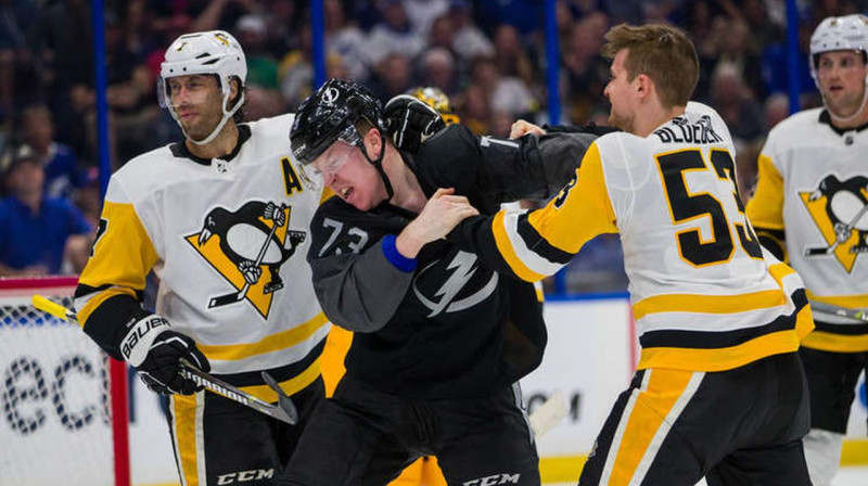 Adams Erns un Teodors Bļugers. Foto: nhl.com